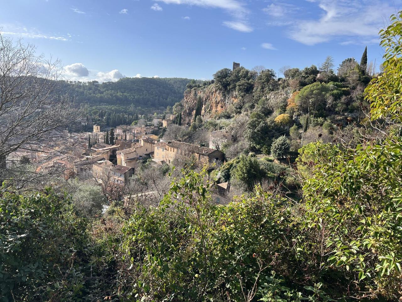 Le village et les falaises de Cotignac, où Jean-Marc Broner vous accueille